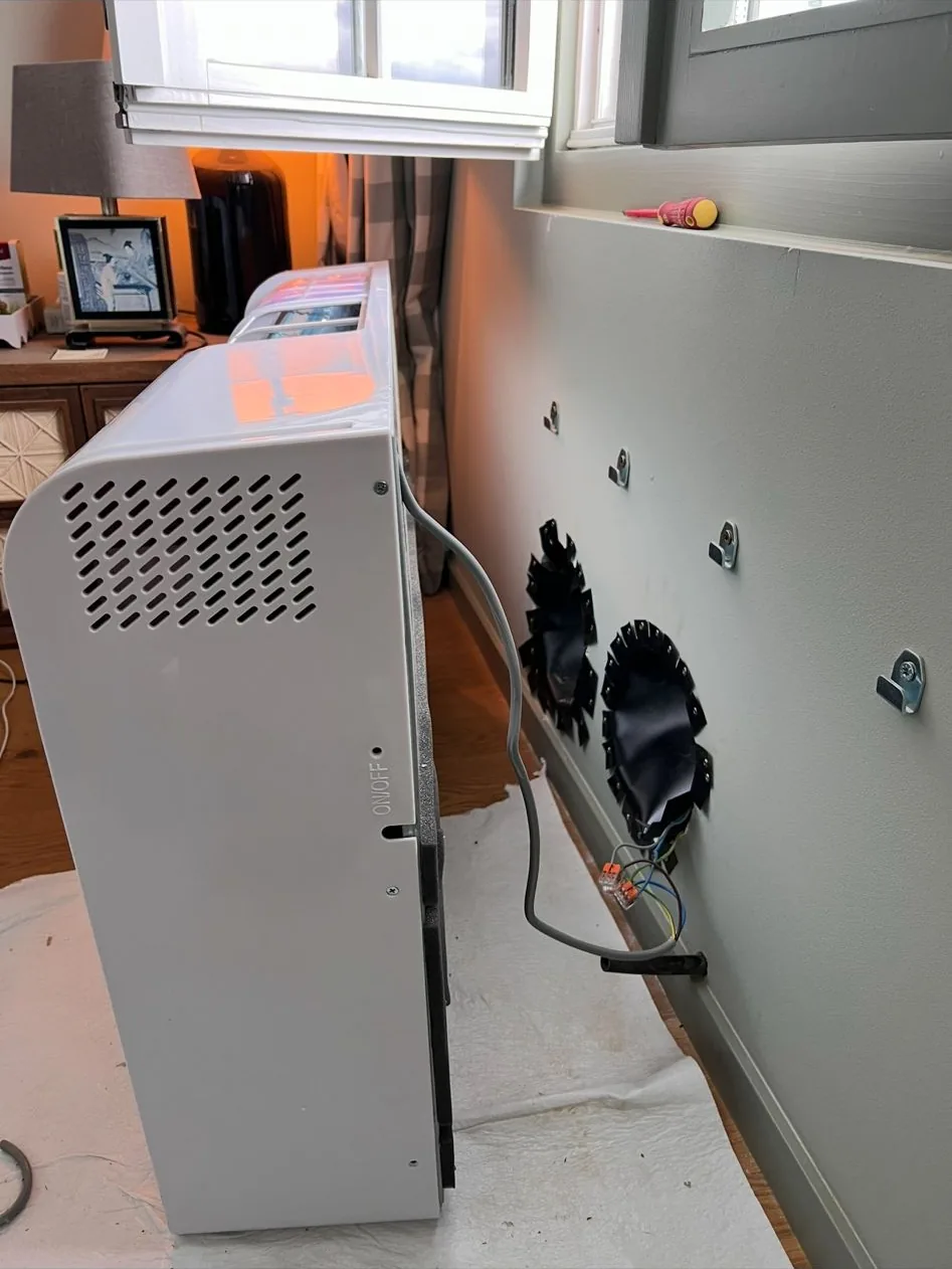 Klimatruhe einer Klimaanlage bei der Montage in einem Schlafzimmer