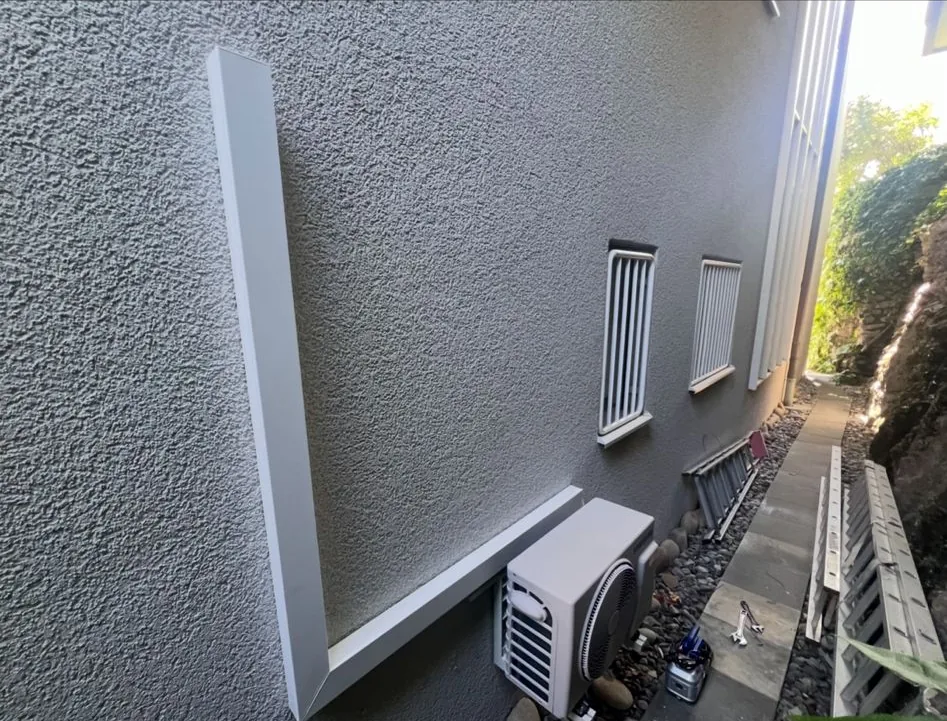 Außengerät einer Klimaanlage an einer Hausfassade