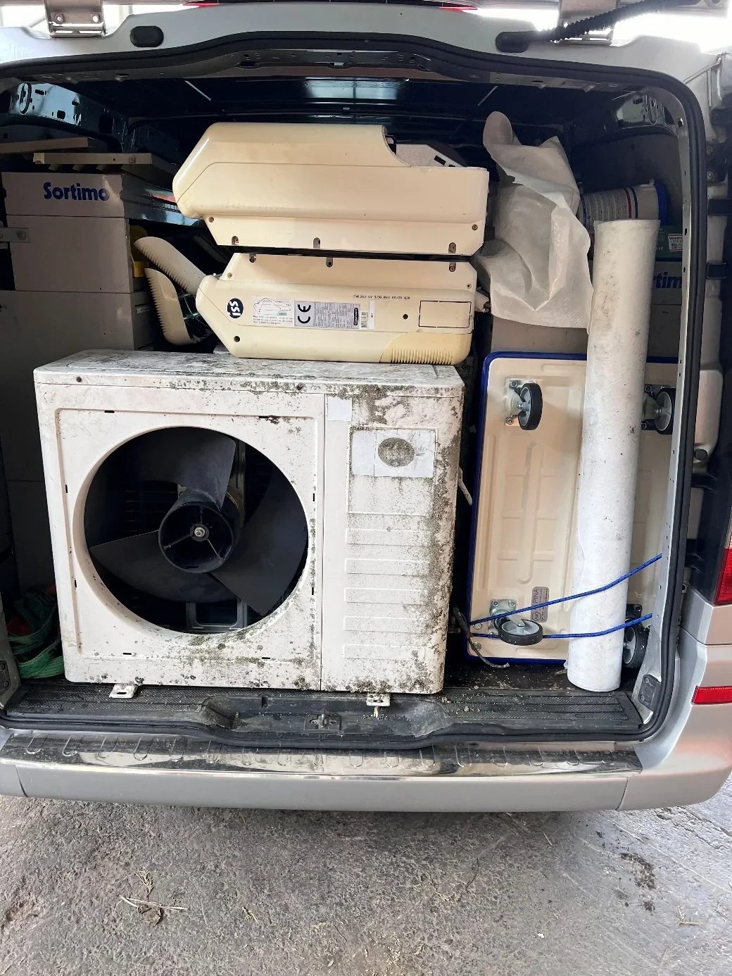 Ausgebaute alte Klimageräte im Transporter nach der Demontage